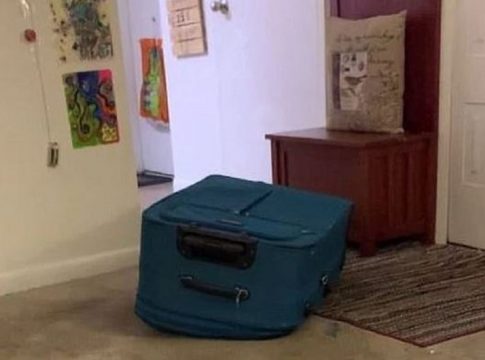 ΗΠΑ: Άφησε τον φίλο της να πεθάνει μέσα σε… βαλίτσα και τον βιντεοσκόπησε να ικετεύει για βοήθεια (vid, pics)