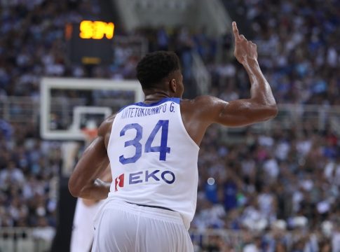 Ελλάδα – Ιταλία: Το επιθετικό φάουλ που χρεώθηκε στον Γιάννη (vid)