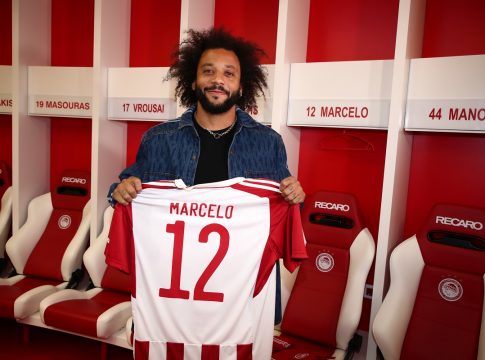 Τρέλα με την κόκκινη φανέλα – Ο Μαρσέλο πήρε στα χέρια του το «12» του Ολυμπιακού (vid)