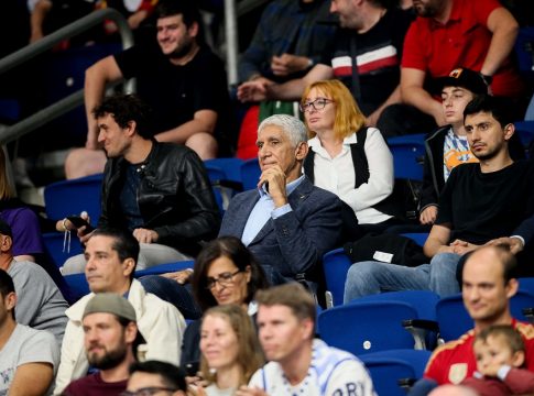 Eurobasket: Παρακολουθεί το Πολωνία – Γαλλία ο Παναγιώτης Γιαννάκης (vid)