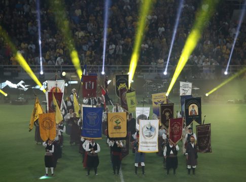 Η ανάκρουση του Εθνικού Ύμνου και η είσοδος των ποντιακών σωματείων στην Opap Arena (vids)