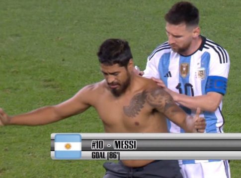 Απίθανο περιστατικό: Θαυμαστής ζήτησε από τον Μέσι να υπογράψει στην πλάτη του! (vid)