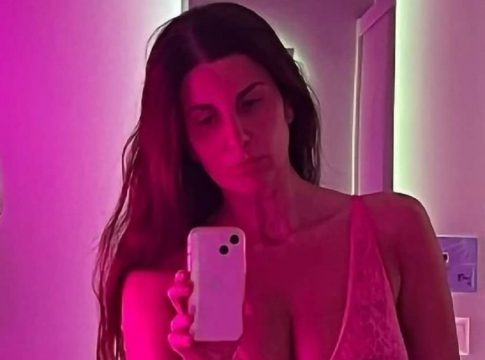 Όλγα Φουντέα: H selfie φωτογραφία στο μπάνιο με διάφανα ροζ εσώpoυχα