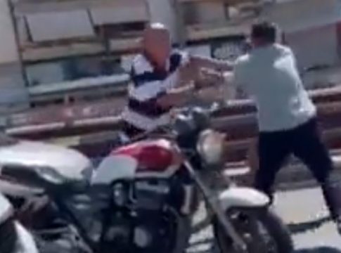 Ο Αχιλλέας Μπέος και ο συνοδός του χτυπούν με κλωτσιές και μπουνιές οδηγό μηχανής στη μέση του δρόμου – Απίστευτο βίντεο