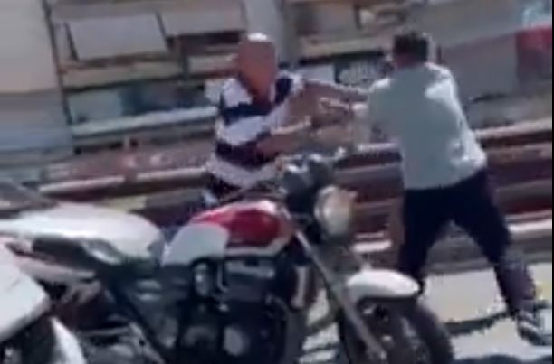 Ο Αχιλλέας Μπέος και ο συνοδός του χτυπούν με κλωτσιές και μπουνιές οδηγό μηχανής στη μέση του δρόμου – Απίστευτο βίντεο