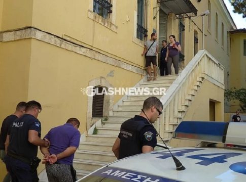 Κρήτη: Υπό κράτηση ο 52χρονος για τον ξυλοδαρμό της κόρης του – «Ήθελα να μιλήσω, αλλά οι γονείς μου με απειλούσαν» (vid)