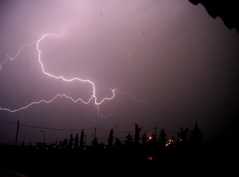 Ξεκίνησε η σφοδρή κακοκαιρία: Μήνυμα του 112 – Έντονα καιρικά φαινόμενα σε Θεσσαλονίκη και Θεσσαλία