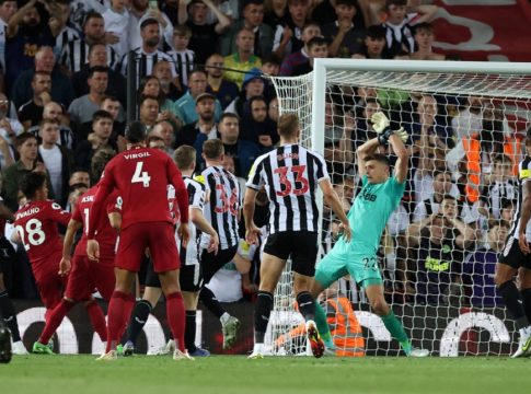 Λύτρωσε τη Λίβερπουλ ο Καρβάλιο (2-1) – Γκέλα για την Τότεναμ (1-1)