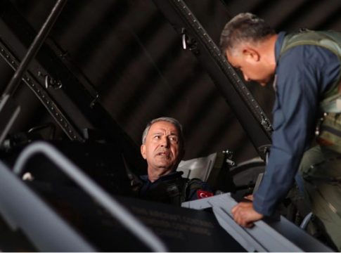 Σόου Ακάρ: Πέταξε ντυμένος… πιλότος πάνω από το Αιγαίο