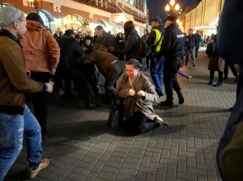 Ρωσία: Στο μέτωπο ή στη φυλακή – Μπρός γκρεμός και πίσω ρέμα για τους συλληφθέντες διαδηλωτές