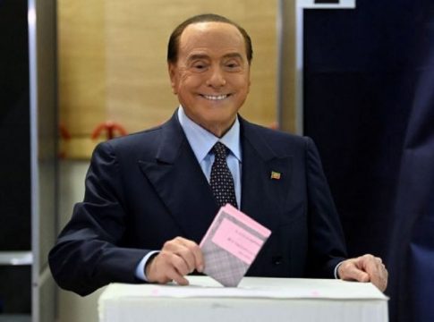 Εκλογές στην Ιταλία: Ουρές στα τμήματα της Ρώμης – «Σκηνοθέτης» της επόμενης κυβέρνησης θέλει να είναι ο Μπερλουσκόνι