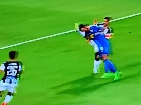 Το πέναλτι υπέρ της Λαμίας που «έπνιξαν» Τσαγκαράκης και Κουμπαράκης (vid)