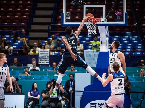 Εσθονία – Ελλάδα: ΑΠΙΣΤΕΥΤΟ κάρφωμα του Γιάννη! (vid)