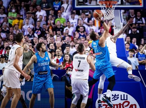 Γερμανία – Σλοβενία 80-88: Πήρε το ντέρμπι η παρέα του Ντόντσιτς κι «έβαλε» φωτιά στον Β’ όμιλο
