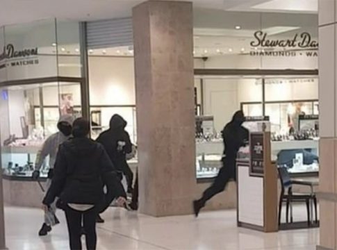 Τρομακτικές εικόνες από ληστεία σε κοσμηματοπωλείο: Έκαναν πίσω οι φύλακες, τους φώναζε μια πελάτισσα (vid)