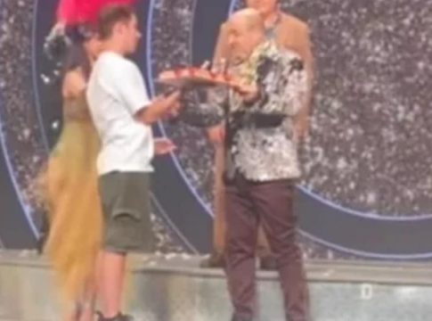 Συγκινημένος ο Μάρκος Σεφερλής: Η έκπληξη του γιου του Χάρη πάνω στη σκηνή για τα γενέθλιά του (vid)