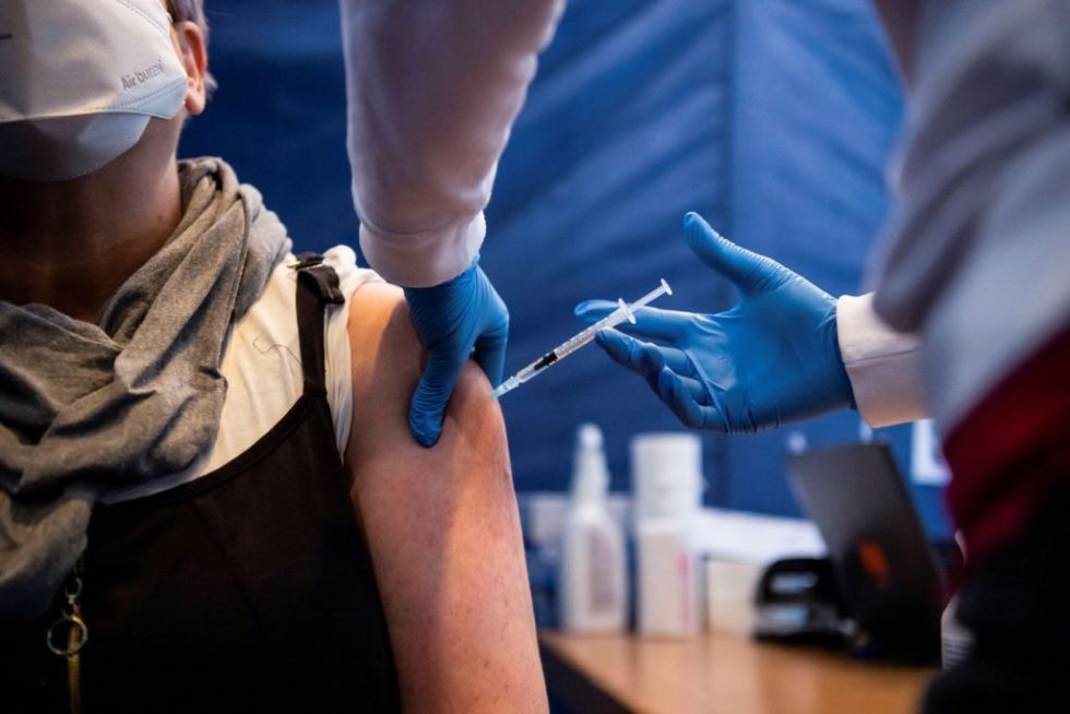 Κορωνοϊός: Ξεκινά στην Ελλάδα ο εμβολιασμός με τα επικαιροποιημένα σκευάσματα – Ολα όσα πρέπει να ξέρετε