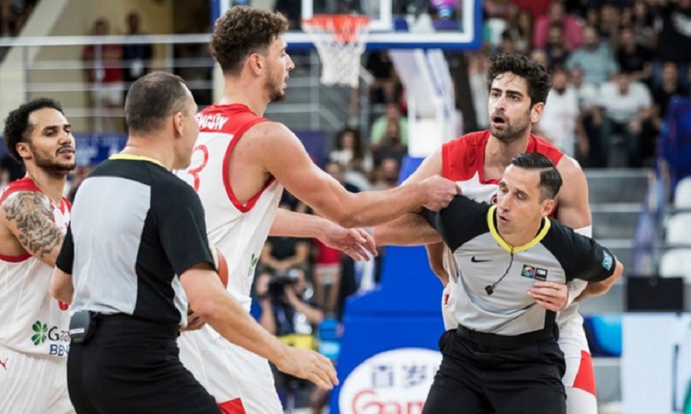 Χαμός στο Eurobasket 2022: Η Τουρκία καταγγέλει επίθεση των Σενγκέλια, Μπιτάντζε και Σανάντζε στον Κορκμάζ! (vids)