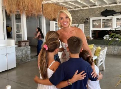 Κατερίνα Μονογυιού: Βάφτισε στη Μύκονο το παιδί του αδικοχαμένου αδερφού της