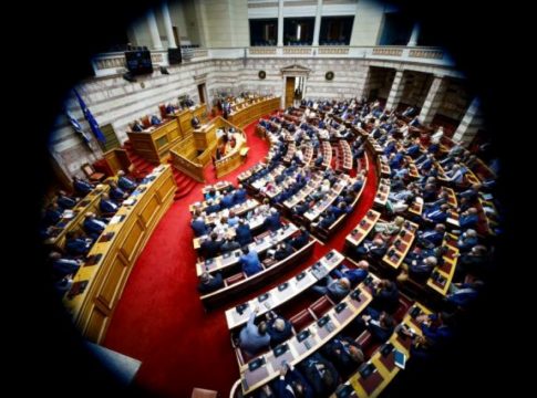 Μία «ανάσα» από τις «πλήρεις δημοκρατίες» η Ελλάδα – Πού παίρνει «άριστα», πού υστερεί