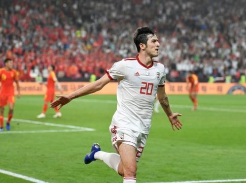 Αζμούν: «Ντροπή σε όλους που δολοφονείτε τόσο εύκολα ανθρώπους, ζήτω οι Ιρανές γυναίκες»