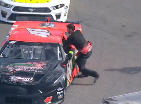 NASCAR: Απίστευτο σκηνικό με γροθιές μεταξύ οδηγών (vid)