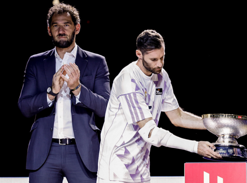 Ο Ρούντι παρουσίασε το τρόπαιο του Eurobasket πριν τον τελικό του SuperCopa (pic, vid)