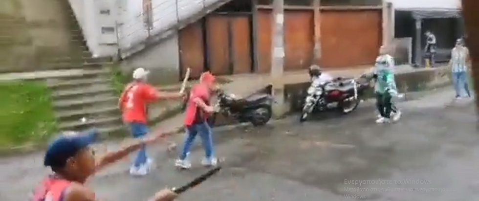 Ανατριχιαστικό βίντεο: Οπαδοί με σπαθιά και πιστόλια στη μέση του δρόμου (Vid)
