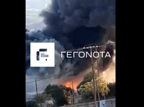 Φωτιά στον Βόλο: Στις φλόγες τυλίχτηκε εργοστάσιο – Οι καπνοί φαίνονται από το κέντρο της πόλης (vids)