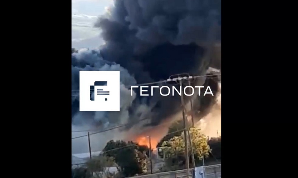 Φωτιά στον Βόλο: Στις φλόγες τυλίχτηκε εργοστάσιο – Οι καπνοί φαίνονται από το κέντρο της πόλης (vids)