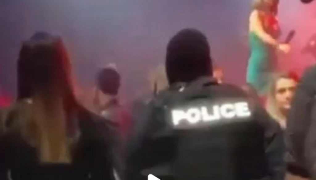 «Ντου» της Αστυνομίας στα μπουζούκια: «Πάγωσε» πασίγνωστη τραγουδίστρια στην πίστα – Δείτε το βίντεο