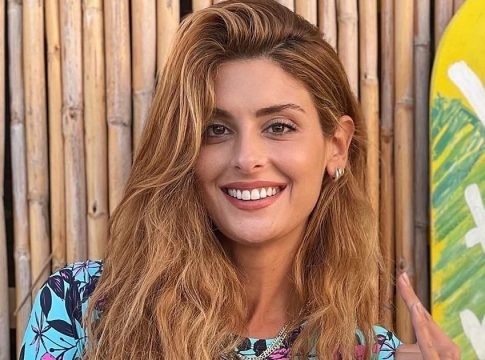 Ανθή Σαλαγκούδη: Τρελαίνει με λευκό μπλουζάκι, καυτό σορτσάκι και μαύρες μπότες