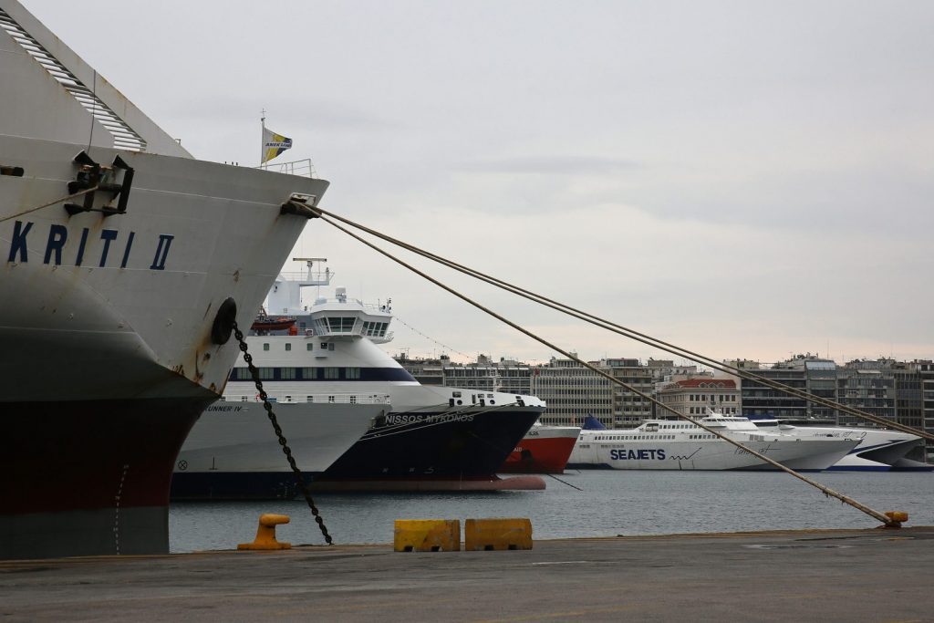 Δεμένα πλοία στα λιμάνια, αλλάζουν δρομολόγια – 24ωρη απεργία της ΠΝΟ