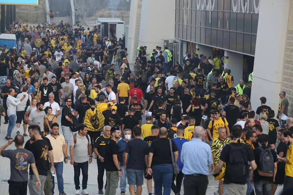 Επεισόδια έξω από την Opap Arena