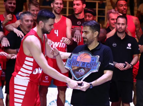 Τρομερή στιγμή: Ο Παπανικολάου κάλεσε τον Μπαφέ να σηκώσει πρώτος το τρόπαιο