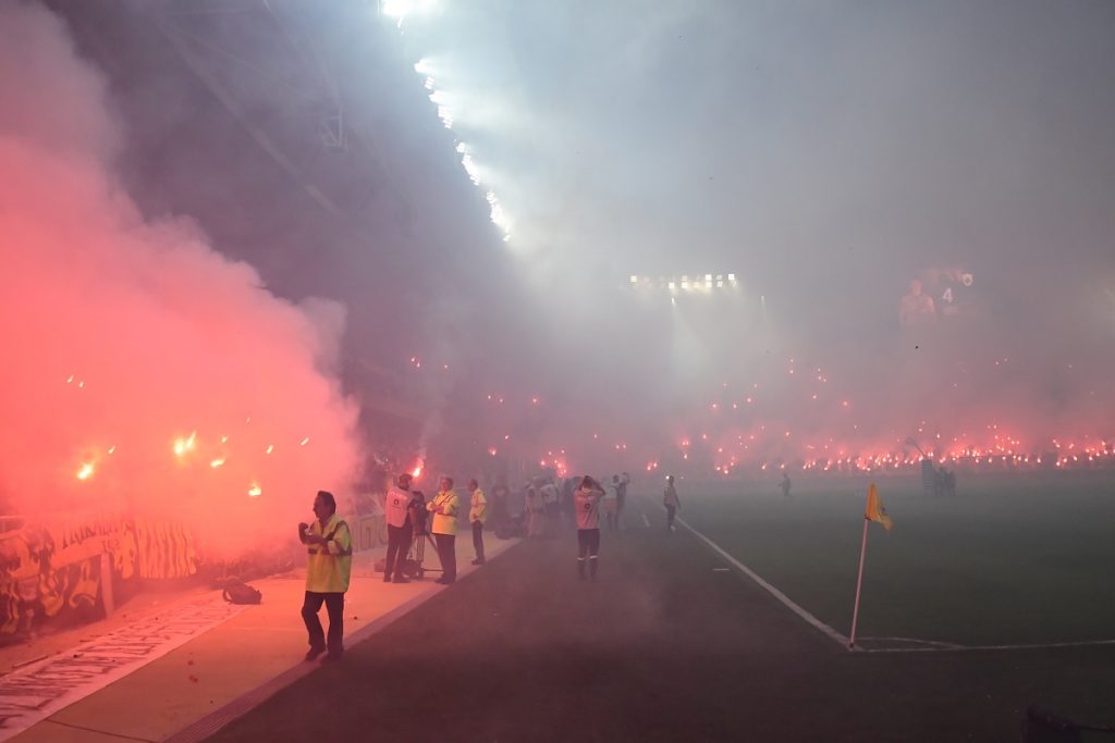 Με πρόστιμο 33.000 ευρώ τιμωρήθηκε η ΑΕΚ για τα καπνογόνα κόντρα στον Ιωνικό