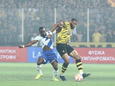 Αποθέωση για Μουκουντί: «Έχει φέρει τη γαλήνη στην άμυνα της ΑΕΚ»