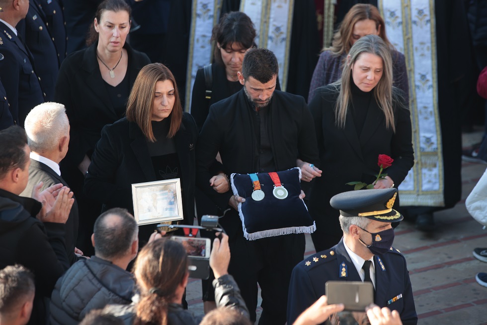 Κηδεία Αλέξανδρου Νικολαϊδη: Η ανατριχιαστική στιγμή που ο Μιχάλης Μουρούτσος φέρνει τα ολυμπιακά μετάλλια (pic)