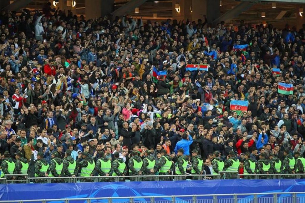 Κατάμεστο το γήπεδο της Καραμπάγκ: Πάνω από 30.000 οπαδοί των Αζέρων