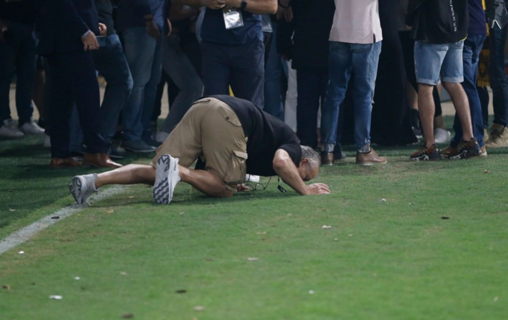 Οπαδός της ΑΕΚ προσκύνησε τον αγωνιστικό χώρο στο νέο γήπεδο