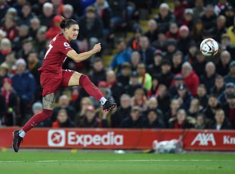 Από τα πόδια του Τσιμίκα η Λίβερπουλ (1-0) – Κόλλησε στο Μπρέντφορντ η Τσέλσι (0-0)