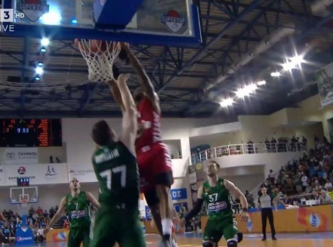 Το τρομερό κάρφωμα του Μπολομπόι μπροστά στον Γκουντάιτις (vid)