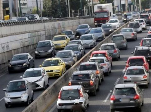 Εξοδος: Συνολικά 160.000 αυτοκίνητα έφυγαν για τριήμερο (vid)