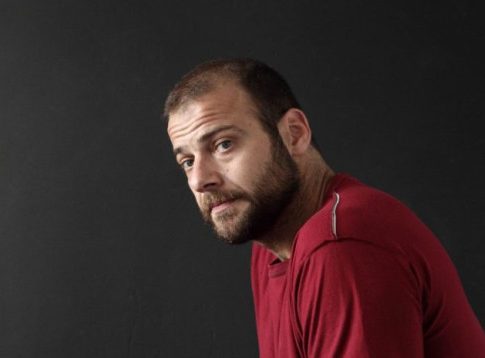 Ορέστης Τζιόβας: «Θέλησα να εξερευνήσω την ερωτική ζωή μέσα από την επαφή και με αγόρια και με κορίτσια»