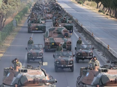 Θεσσαλονίκη: Γέμισε άρματα μάχης η Μουδανιών για τη δοκιμαστική παρέλαση (vids)