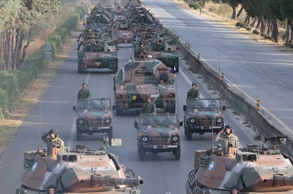 Θεσσαλονίκη: Γέμισε άρματα μάχης η Μουδανιών για τη δοκιμαστική παρέλαση (vids)