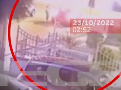 Παλαιό Φάληρο: Βίντεο ντοκουμέντο από την στιγμή που ο βιαστής με το τατουάζ εισβάλει στο ΙΧ της 24χρονης (vid)