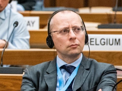 Ρωσία: Ακόμα και εμφύλιο πόλεμο «βλέπει» διπλωμάτης που παραιτήθηκε λόγω της εισβολής στην Ουκρανία