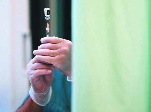 Εμβόλια mRNA: Η βαριά εμμηνόρροια αναγνωρίζεται ως πιθανή παρενέργεια
