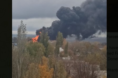 Ντονέτσκ: Αποθήκη καυσίμων βομβάρδισαν οι ουκρανικές δυνάμεις (vid)